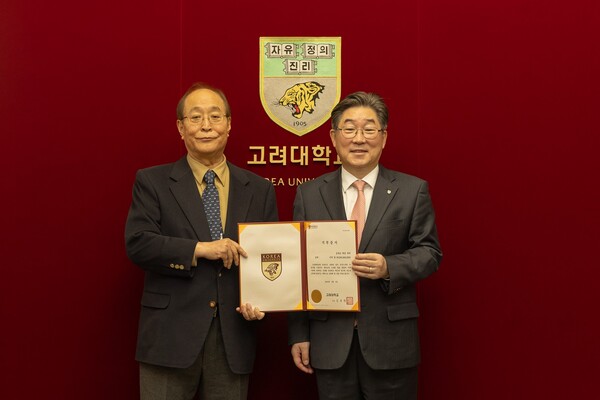 - 김동원 고려대 총장(오른쪽)과 김경은 금한산업 회장(왼쪽)이 기념 사진을 찍고 있다.