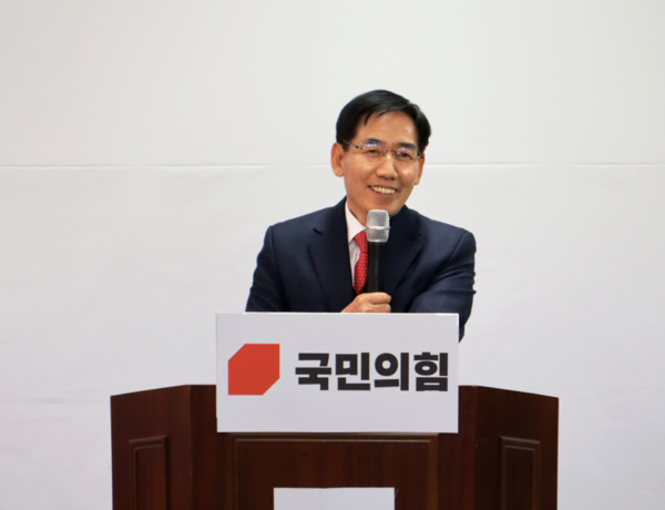 국민의힘 당진시 당원협의회는 6일 오후 2시 정용선 국회의원 예비후보 선거사무실에서 300여 명이 넘는 당원 및 당직자들이 참석한 가운데 '갑진년 새해 국민의힘 당원·당직자 신년교례회'를 개최하고, 새해 덕담을 나누며 당원 간의 화합과 4.10 총선 필승의지를 다진 가운데, 정용선 위원장이 인사말을 하고 있다. / 국민의힘 당진시 당원협의회 제공