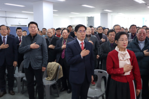 국민의힘 당진시 당원협의회는 6일 오후 2시 정용선 국회의원 예비후보 선거사무실에서 300여 명이 넘는 당원 및 당직자들이 참석한 가운데 '갑진년 새해 국민의힘 당원·당직자 신년교례회'를 개최하고, 새해 덕담을 나누며 당원 간의 화합과 4.10 총선 필승의지를 다진 가운데, 정용선 위원장을 비롯한 참석자들이 국민의례를 하고 있다. / 국민의힘 당진시 당원협의회 제공