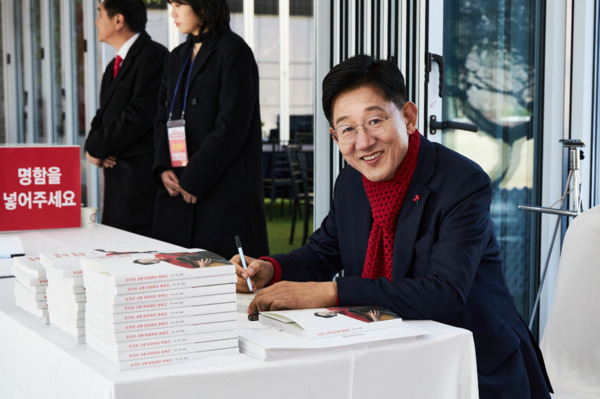 전만권 국민의힘 아산을 당협위원장은 6일 아산시 디바인밸리에서 저서 '아산의 노래, 전만권이 부르다' 출판기념회를 성황리에 개최한 가운데, 전만권 위원장이 저자 사인을 하고 있다. / 전만권 위원장 제공