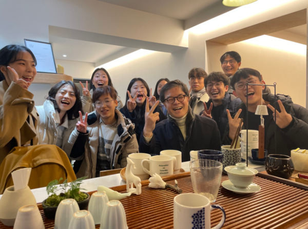 이석봉 국민의힘 대덕구 이석봉 국회의원 예비후보는 지난 6일 대전 로컬 서점 은유림에서 KAIST와 충남대 대학 및 대학원생 등 청년들을 만나 '젊은이들의 지방 도전'이란 주제로 의견을 나누었다고 밝혔다. / 이석봉 예비후보 제공