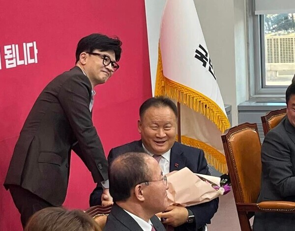 더불어민주당 대전시당이 8일 국민의힘에 입당한 5선 이상민 의원(대전 유성을)을 '배반· 배신의 아이콘'으로 표현하며 맹비난했다. (사진=이상민 국회의원이 8일 국회에서 열린 국민의힘 비상대책위위원회 회의에 입장하고 있다. / 이상민 의원 페이스북 캡쳐)