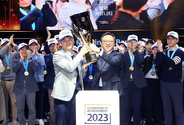 지난 6일 서울시 송파구 소재 올림픽 체조경기장에서 개최한 ‘2023년 종합업적평가대회’에서 정상혁 은행장(가운데 오른쪽)과 이병식 양재커뮤니티장(가운데 왼쪽)이 챔피언 트로피를 들어올리는 모습