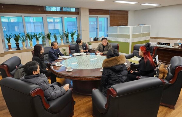 송인석(국민의힘, 동구1) 대전시의원은 8일 천동초등학교를 방문해 현장을 점검하며 현안 문제 해결에 나섰다. / 송인석 의원 제공
