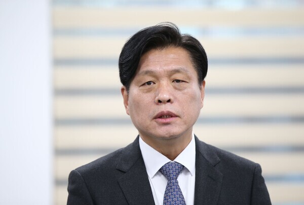 더불어민주당 조승래 의원이 9일 대전시의회 기자실에서 이상민 의원의 국민의힘 입당과 관련해 발언하고 있다.