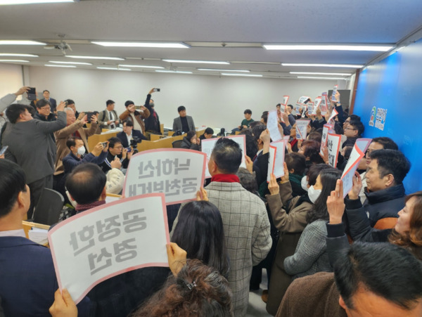 이정만 국민의힘 천안을 예비후보는 11일 천안시청 브리핑룸에서 대다수 광역의원·기초의원 및 지지자들이 참석한 가운데 기자회견을 개최하고, 중앙당의 천안 전패 후보 공천 시도를 규탄했다. / 이정만 예비후보 제공