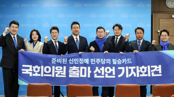 박기일 더불어민주당 천안을 국회의원 예비후보를 비롯한 국회 보좌진 출신 예비후보 11명은 13일 국회에서 "민주당과 함께 성장해 온 보좌진 출신 예비후보들은 충분한 역량과 검증된 경력을 갖춘 준비된 신인 정예이자 민주당의 필승카드라"며 22대 총선 출마를 선언했다. / 박기일 예비후보 제공