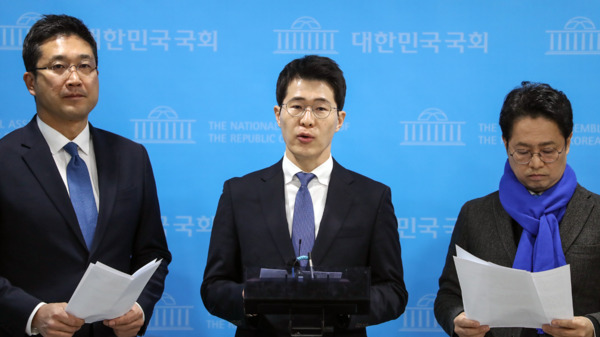 박기일 더불어민주당 천안을 국회의원 예비후보를 비롯한 국회 보좌진 출신 예비후보 11명은 13일 국회에서 "민주당과 함께 성장해 온 보좌진 출신 예비후보들은 충분한 역량과 검증된 경력을 갖춘 준비된 신인 정예이자 민주당의 필승카드라"며 22대 총선 출마를 선언한 가운데, 박기일 예비후보가 발언을 하고 있다. / 박기일 예비후보 제공