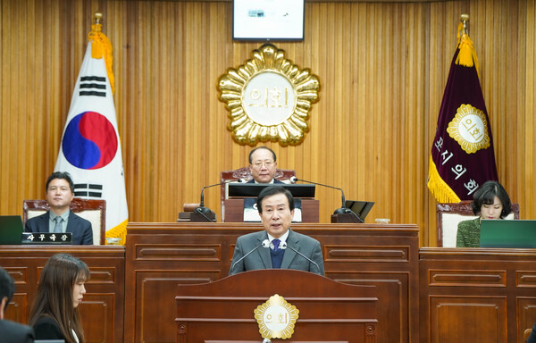 박홍률 목포시장이 2024년 첫 목포시의회 임시회에서 시정 업무보고를 하고 있다. / 목포시 제공
