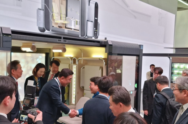 유지곤 더불어민주당 대전 서구갑 국회의원 예비후보는 지난 12일 현대차그룹과 함께 미국 라스베가스에서 열리는 CES 2024에 참가했다고 밝혔다. / 유지곤 예비후보 제공