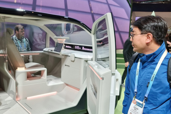 유지곤 더불어민주당 대전 서구갑 국회의원 예비후보는 지난 12일 현대차그룹과 함께 미국 라스베가스에서 열리는 CES 2024에 참가했다고 밝혔다. / 유지곤 예비후보 제공