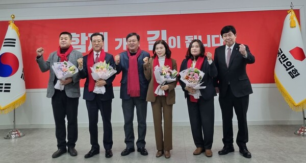 더불어민주당을 떠난 이상민(대전 유성을) 국회의원을 따라 민주당을 탈당했던 지역 시·구의원 4명이 국민의힘에 입당했다.