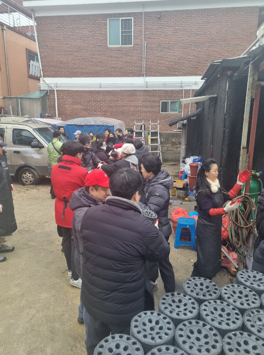 국민의힘 대전시당 누리봉사단은 18일 오전 9시 동자산 어린이공원에서 2024년 첫 정기봉사활동을 진행했다고 밝혔다. / 국민의힘 대전시당 제공