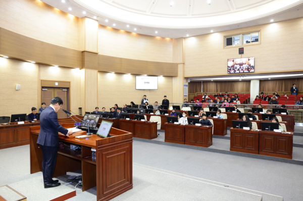 천안시의회는 22일 의회 본회의장에서 정도희 의장을 비롯한 의원들과 26명의 제2기 어린이의회 의원들이 모여 천안시 발전을 위한 정책제안 발표회를 진행했다고 밝혔다. / 천안시의회 제공