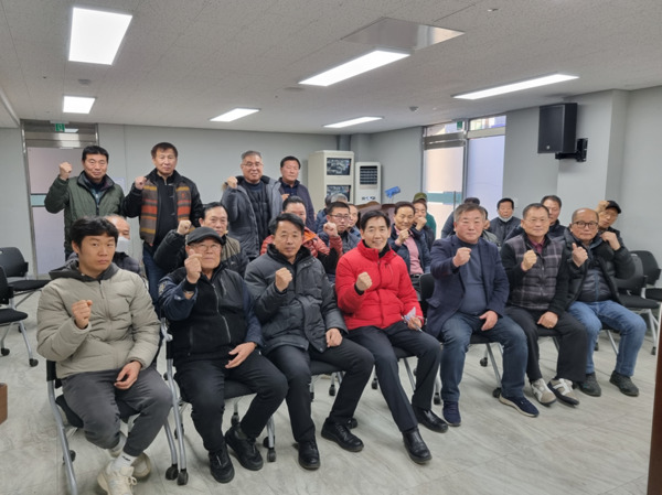 정용선 국민의힘 당진시 국회의원 예비후보는 지난 24일 오후 4시 당진시 교통회관에서 충남 개인택시 운송사업조합 당진시지부 임원 및 법인택시 대표 등 택시운송업계 관계자 약 30여 명과 '택시산업 발전을 위한 정책 간담회'를 진행했다고 밝혔다. / 정용선 예비후보 제공