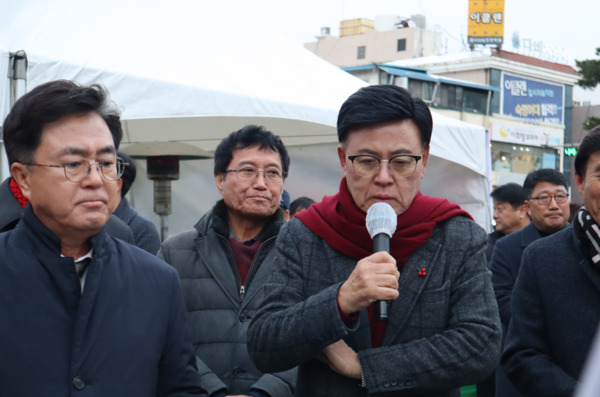 국토교통부는 25일 진행된 ‘국민과 함께하는 민생토론회’에서 GTX-C노선 아산 연장을 발표했다. 사진은 지난 2023년 12월 18일 당시 원희룡 국토교통부장관의 GTX-C노선 연장 현장 방문에서 발언하는 이명수 의원 / 이명수 의원 제공