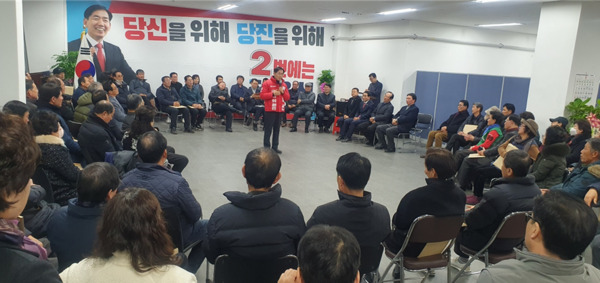 정용선 국민의힘 당진시 국회의원 예비후보 선거대책위원회는 지난 25일 행동캠프 선거사무소에서 농업·해양수산·정책총괄·시민행복위원회 위원들에게 임명장을 수여하고 간담회를 진행한 가운데, 정용선 예비후보가 인사말을 하고 있다. / 정용선 국민의힘 당진시 국회의원 예비후보 선거대책위원회 제공