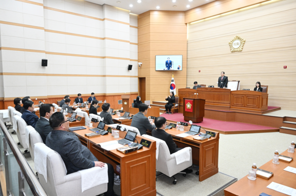 보령시의회는 29일 제256회 임시회를 개회하고, 5일간의 2024년 갑진년 첫 회기에 돌입한 가운데, 박상모 의장이 개회사를 하고 있다. / 보령시의회 제공