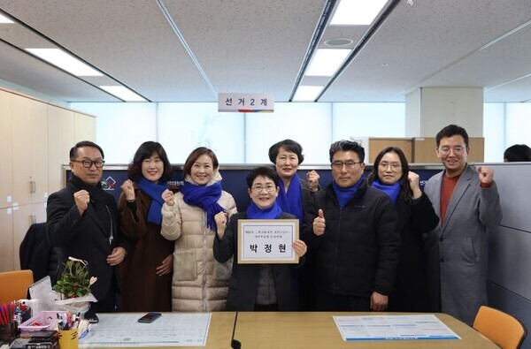 박정현 더불어민주당 최고위원이 29일 대전 대덕구 선관위에 예비후보 등록을 하고 본격적인 선거 운동에 돌입했다. / 박정현 예비후보 제공