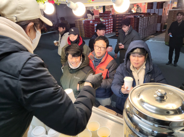 농협대전공판장은 29일 설 명절을 맞아 농산물 유통에 구슬땀을 흘리고 있는 농협중도매인·출하주 및 하역반 등 유통종사자들에게 따뜻한 커피 등을 제공하며, 원활한 설 명절 농산물 공급을 위해 애쓰고 계신 종사자분들을 격려했다고 밝혔다. / 농협대전지역본부 제공