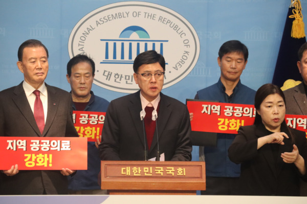 국민의힘 이명수 의원은 30일 국회 소통관 기자회견장에서 홍문표 충남도당위원장·정진석·성일종·장동혁 의원 등 국민의힘 충남지역 국회의원 일동과 '국립경찰병원 분원설립 촉구' 기자회견을 개최했다고 밝혔다. / 이명수 의원 제공