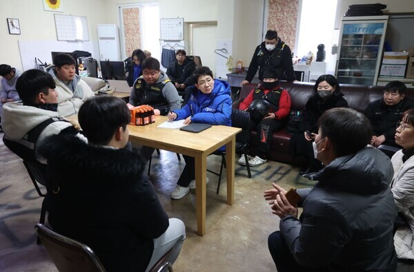 더불어민주당 박정현 대덕구 국회의원 예비후보가 30일 첫 공식 일정으로 지역의 배달라이더와 정책간담회를 가졌다. / 박정현 예비후보 제공