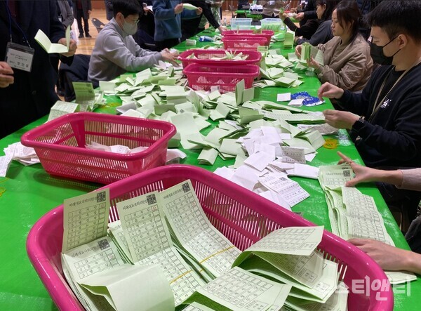 대전시선거관리위원회가 31일 대전 한밭체육관에서 70여 명의 직원이 참여한 가운데 개표 실무 연습을 실시하고 있다.
