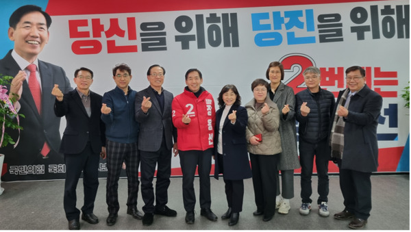 정용선 국민의힘 당진시 국회의원 예비후보는 2일 오후 2시 선거사무소에서 당진시 노인장기요양연합회 임원들과 간담회를 개최하고, 장기요양서비스 개선 방안과 종사자들의 처우 개선 방안 등에 대하여 폭넓은 의견을 나눴다고 밝혔다. / 정용선 예비후보 제공