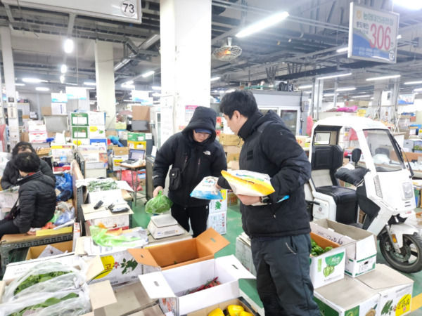 농협대전공판장은 5일 설 명절을 맞아 농산물 유통에 구슬땀을 흘리고 있는 농협중도매인·하역반 및 화물운송자 등 유통종사자들에게 쌀(5kg)을 나눠드리며 설 명절 농산물 공급을 위해 애쓰고 계신 종사자 분들을 격려했다고 밝혔다. / 농협대전지역본부 제공