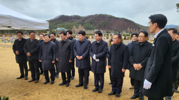 국민의힘 대전시당은 지난 5일 국립대전현충원에 안장된 故(고) 김수광·故(고) 박수훈 소방관 묘소를 참배하고 두 고인의 넋을 기렸다고 밝혔다. / 국민의힘 대전시당 제공