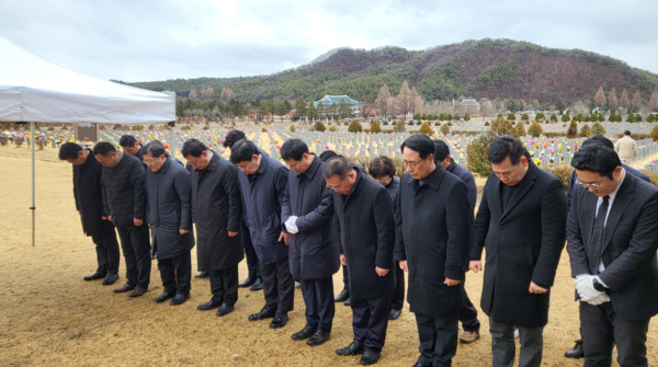 국민의힘 대전시당은 지난 5일 국립대전현충원에 안장된 故(고) 김수광·故(고) 박수훈 소방관 묘소를 참배하고 두 고인의 넋을 기렸다고 밝혔다. / 국민의힘 대전시당 제공