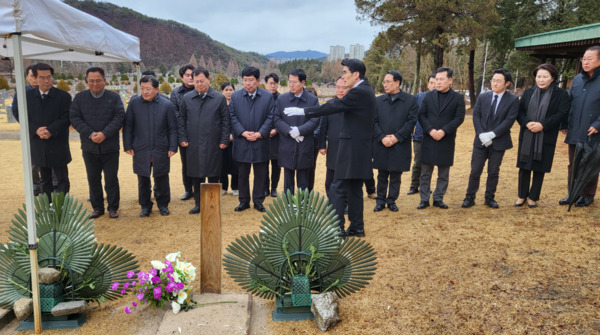 국민의힘 대전시당은 지난 5일 국립대전현충원에 안장된 故(고) 김수광·故(고) 박수훈 소방관 묘소를 참배하고 두 고인의 넋을 기렸다고 밝혔다. / 국민의힘 대전시당 제공