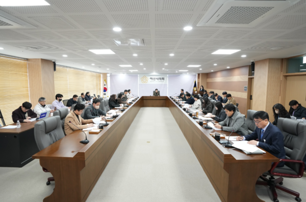 아산시의회는 7일 의회동 3층 다목적 회의실에서 2024년 제1회 의원회의를 개최했다고 밝혔다. / 아산시의회 제공