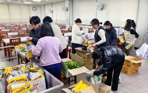 대전시노인복지관은 설 연휴 기간 식사 서비스를 이용하지 못하는 취약계층 어르신을 위한 선물을 마련했다고 8일 밝혔다. / 대전사회서비스원 제공