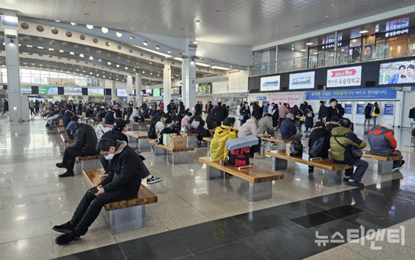 설 연휴를 하루 앞둔 8일 대전역이 귀성객들로 붐비고 있다. / 뉴스티앤티