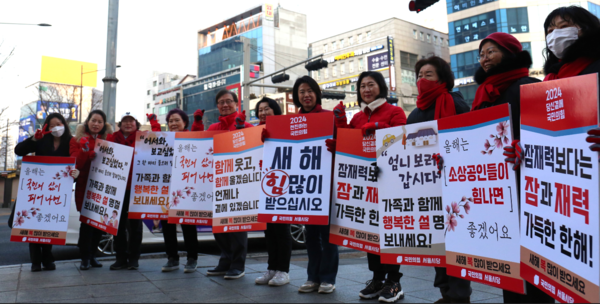 국민의힘 최재형 의원은 8일 오전 7시 30분부터 약 2시간 가량 서울시 종로구 종묘 앞 역 네거리에서 종로구민들에게 '새해맞이 출근길 인사'를 진행했다고 밝혔다. / 최재형 의원 제공