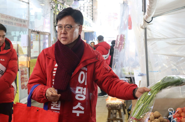 지난 1월 29일 22대 국회의원선거 예비후보 등록을 마치고 본격적으로 선거운동을 진행 중인 이명수 의원은 이번 전통시장 장보기에서 빨간색 장바구니 사용으로 제로웨이스트(zero waste) 캠페인을 펼치며, 지역 상권 살리기는 물론이고 친환경적인 전통시장으로의 변화에 관심을 기울였다. / 이명수 의원 제공