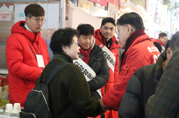 지난 1월 29일 22대 국회의원선거 예비후보 등록을 마치고 본격적으로 선거운동을 진행 중인 이명수 의원은 이번 전통시장 장보기에서 빨간색 장바구니 사용으로 제로웨이스트(zero waste) 캠페인을 펼치며, 지역 상권 살리기는 물론이고 친환경적인 전통시장으로의 변화에 관심을 기울였다. / 이명수 의원 제공