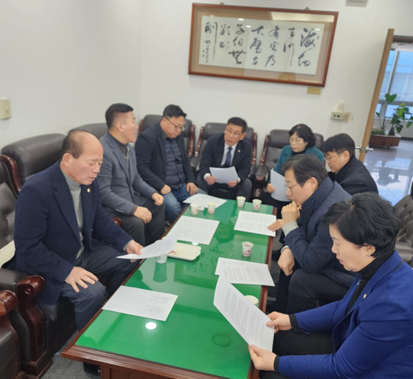 더불어민주당 천안지역 시·도의원들은 12일 '공정하고 특혜 없는 시스템 공천만이 천안시(갑·을·병)에서 승리하는 길입니다'라는 제목의 성명서를 발표하고, 이재관 전 위원장의 재탕 인재 영입을 강하게 비판했다. / 양승조 예비후보 제공