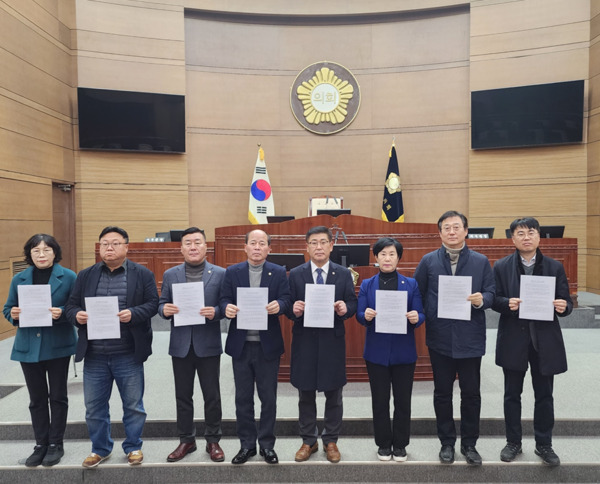 더불어민주당 천안지역 시·도의원들은 12일 '공정하고 특혜 없는 시스템 공천만이 천안시(갑·을·병)에서 승리하는 길입니다'라는 제목의 성명서를 발표하고, 이재관 전 위원장의 재탕 인재 영입을 강하게 비판했다. / 양승조 예비후보 제공