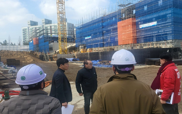 국민의힘 이명수 의원은 13일 신창중학교 이전공사 중간점검을 통해 현장의 어려움을 청취하고 관계자들을 격려했다고 밝혔다. / 이명수 의원 제공