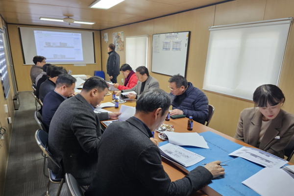 국민의힘 이명수 의원은 13일 신창중학교 이전공사 중간점검을 통해 현장의 어려움을 청취하고 관계자들을 격려했다고 밝혔다. / 이명수 의원 제공