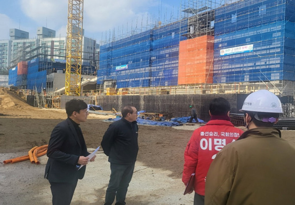 국민의힘 이명수 의원은 13일 신창중학교 이전공사 중간점검을 통해 현장의 어려움을 청취하고 관계자들을 격려했다고 밝혔다. / 이명수 의원 제공