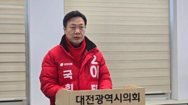 이택구 국민의힘 대전 서구을 국회의원 예비후보는 지난 13일 2019년부터 지원되고 있는 중고교 '무상교복' 제도를 지원하는 법률안을 추진하겠다고 밝혔다. / 이택구 예비후보 제공