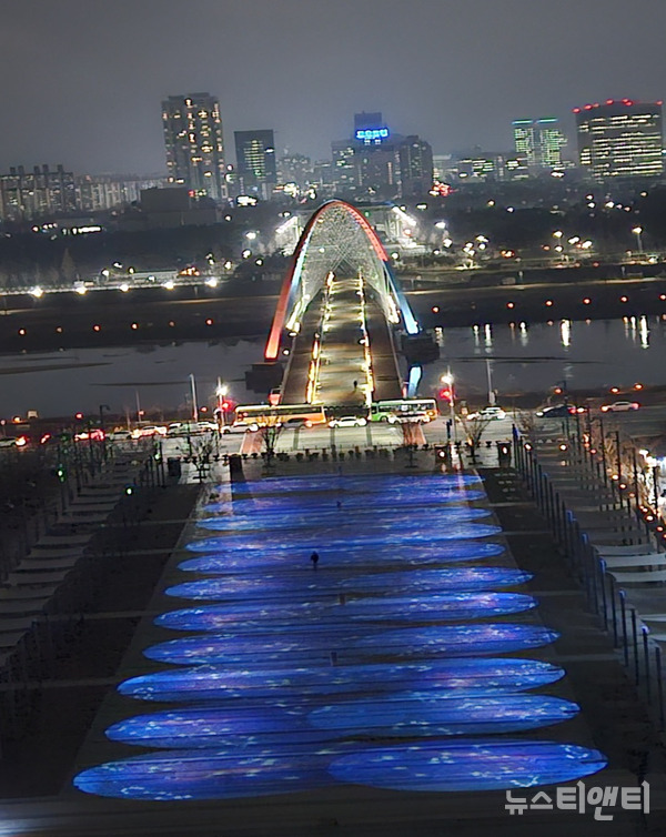 대전엑스포 과학공원 한빛탑 물빛광장이 음악분수, 미디어파사드에 이어 레이저와 고보조명(로고젝터)이 추가 설치돼 미디어아트 공연장으로 새 단장됐다. (사진=한빛탑 광장에 설치된 로고젝터 / 공사 제공)