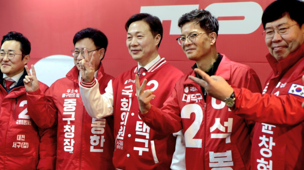 이택구 국민의힘 대전 서구을 국회의원 예비후보는 17일 오후 1시에 개소식을 진행한 가운데, 인근 지역 출마자들과 기념촬영을 하고 있다(사진 왼쪽부터 김용경 대전 서구갑 예비후보, 이동한 무소속 중구청장 재선거 예비후보, 이택구 예비후보, 이석봉 대덕구 예비후보, 윤창현 동구 예비후보). / 이택구 예비후보 제공