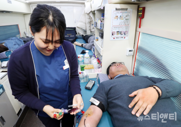 대전 유성구는 지난 16일 청사 내 광장에서 희망 직원을 대상으로 혈액 수급 안정화를 위한 단체 헌혈 행사를 실시했다고 밝혔다. / 유성구 제공