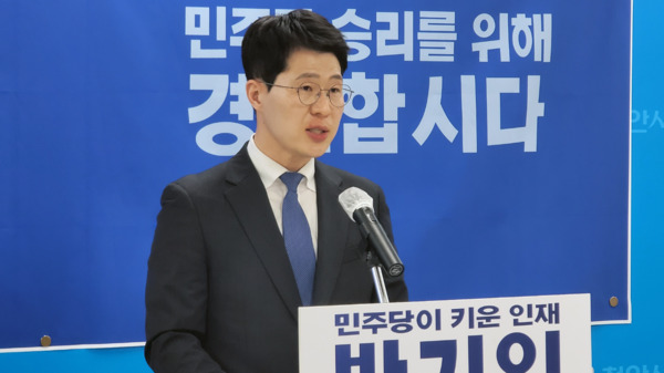 더불어민주당이 이재관 전 천안시장 후보를 영입 인재로 발표한 이후 천안을 전략공천을 반대하는 목소리가 이어지는 가운데, 박기일 천안을 국회의원 예비후보가 이재관 전 후보에게 민주당 국회의원 후보 경선에 대한 입장을 물었다. / 박기일 예비후보 제공