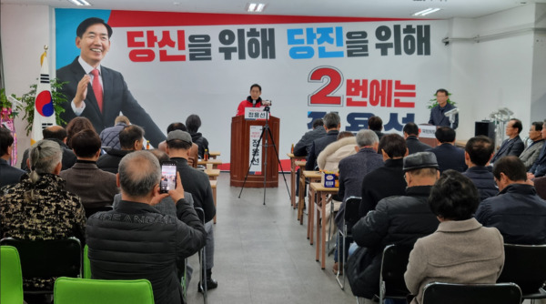 정용선 국민의힘 당진시 국회의원 예비후보는 19일 오전 10시 당진시 당진중앙2로 소재 자신의 선거사무소에서 기자회견을 개최하고, 공천 확정에 따른 소회와 앞으로의 선거운동 방향에 대해 발표했다. / 정용선 예비후보 제공