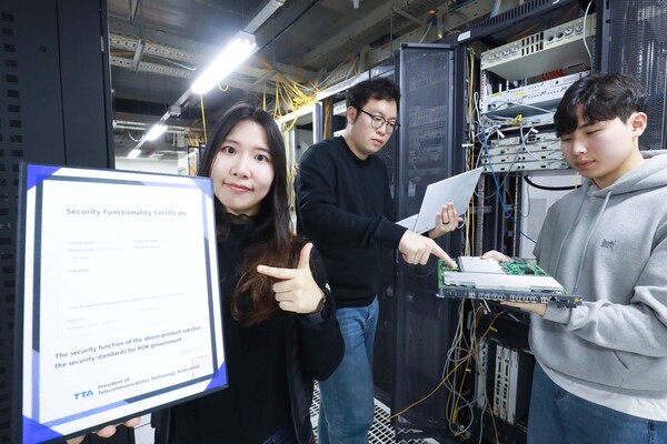 LG유플러스는 양자통신암호화 기능이 적용된 광전송장비가 국내 최초로 국가정보원의 보안검증제도를 거쳐 한국정보통신기술협회(TTA)로부터 ‘보안기능확인서’를 획득했다고 20일 밝혔다. 사진은 LG유플러스 직원이 한국정보통신기술협회 보안기능확인서를 소개하는 모습.
